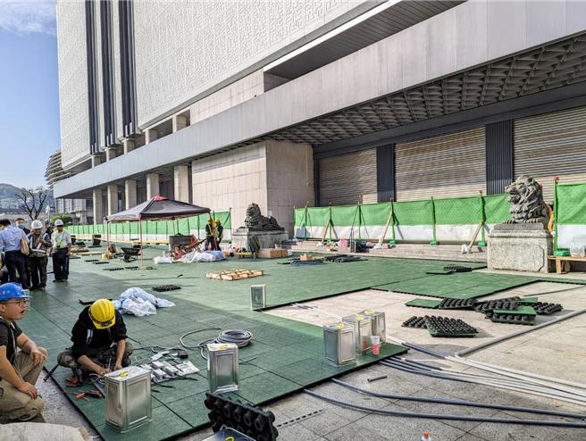 基隆市都发处正进行文化中心广场人工草皮地坪铺设工程，但却引来民眾的质疑及批评。（张志康摄）