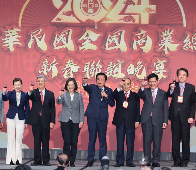 中華民國全國商業總會12日舉辦113年新春聯誼晚宴，商總理事長許舒博（中）邀請蔡英文總統（左三）、行政院長陳建仁（左二）、總統府祕書長林佳龍（右二）、前立法院長王金平（右三）、內政部長林右昌（右一）、經濟部長王美花（左一）等出席與會，一同舉杯向賓客致意。（郭吉銓攝）★《中時新聞網》關心您：飲酒過量，有礙健康。酒後不開車，安全有保障！