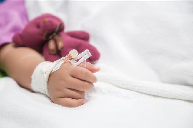 刘姓保母姊妹虐童致死案引发社会挞伐，男童亲友今稍早前公开与社工的对话，称照片里的男童眼神呆滞，还透露着恐惧：「儿盟社工难道看不出来？」。（示意图：shutterstock／达志）