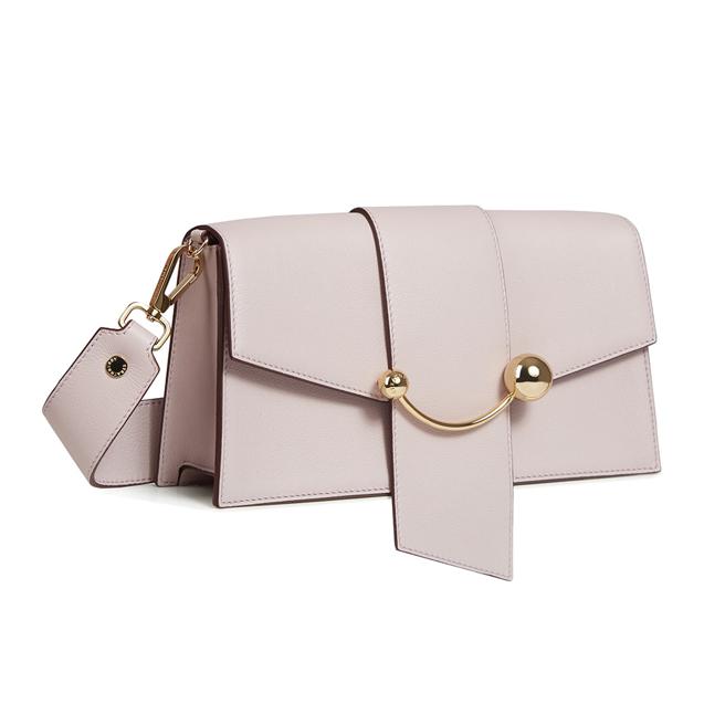 新光三越Strathberry Crescent mini 迷你肩背包，推薦價1萬6560元。（新光三越提供）