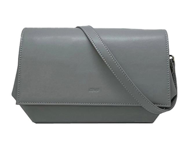 SOGO高雄店COWA雙夾邊斜背包，原價7680元、特價6200元。（SOGO提供）