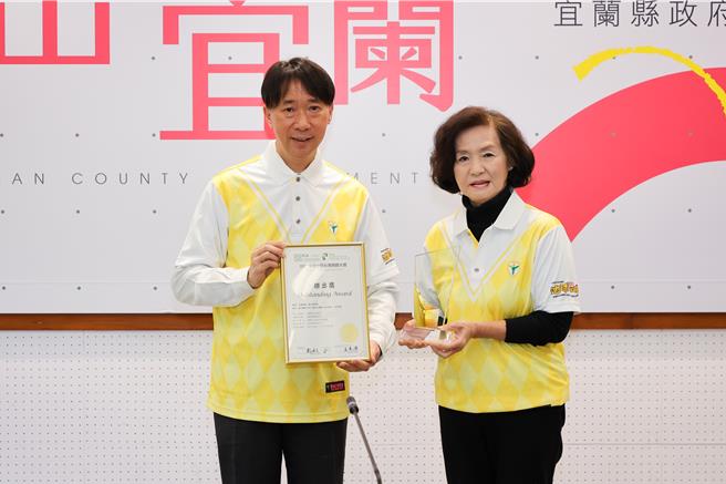 宜兰县政府社会处长林苍蔡（左）今日在县务会议公开献奖于县长林姿妙（右）。（宜兰县政府提供／吴佩蓉宜兰传真）