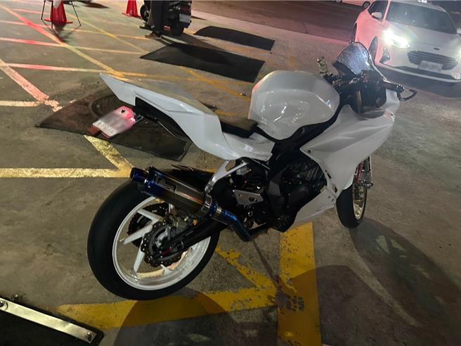 台中市第三警分局7日执行环警监联合稽查，检查发现1辆非法改装车，登记黑车却变白车，依法告发并拖吊移置保管。（民眾提供／陈淑芬台中传真）