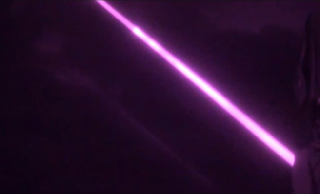 英國「龍焰」雷射武器在夜空中的明亮光束。(圖/ UK Ministry of Defence)