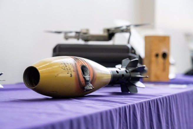 英國公開1枚遭雷射燒穿的迫擊砲彈。(圖/MoD )