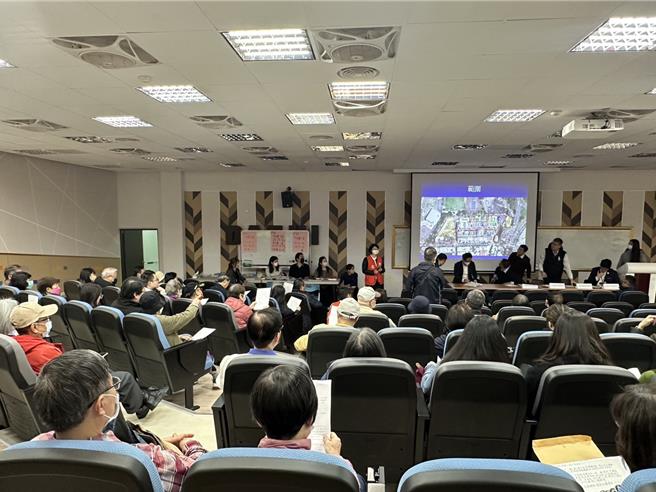 針對基泰大直周邊鄰損賠償，事發地里長、大直里長曹邦全今(12)日晚間邀請「有意願以之前3大公會鑑定之賠償金額為和解條件的民眾」，在大直國小召開住戶賠償說明會，盼加速建築物的賠償。(民眾提供)