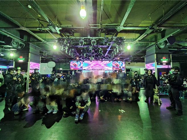 台中市检警9日在东协广场查获越南夜店毒趴，逮捕台籍杜男及现场越籍客人等共172名，查扣K他命122包、毒品咖啡包54包，警询后移送台中地检署侦办。（警方提供／陈淑芬台中传真）