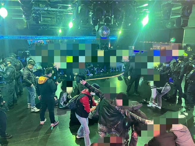 台中市检警9日在东协广场查获越南夜店毒趴，逮捕台籍杜男及现场越籍客人等共172名，查扣K他命122包、毒品咖啡包54包，警询后移送台中地检署侦办。（警方提供／陈淑芬台中传真）