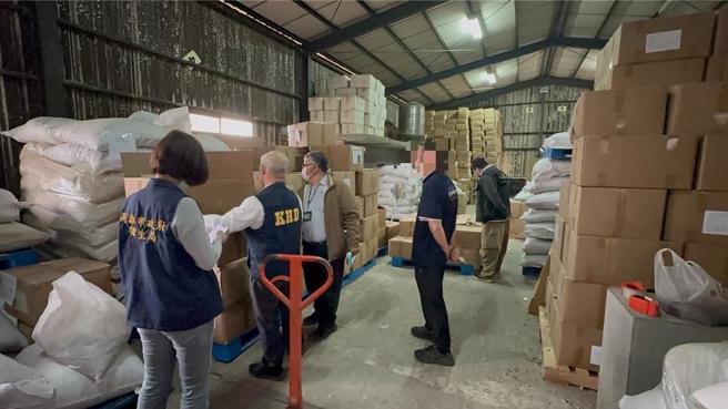 高雄市衛生局陸續查扣含蘇丹紅辣椒粉等製品。（圖／高雄市衛生局提供）