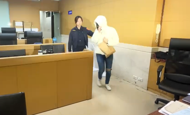 北市虐童案，女社工訊後30萬元交保。（圖／翻攝自影片）