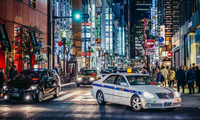 日本东京警方近期严格取缔违规收费载客的「白牌车」。图为东京市区的计程车。（示意图：shutterstock／达志）