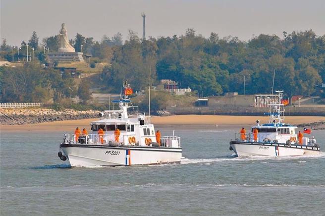 大陸漁船在金門海域翻覆釀2死，事件持續延燒。圖為金門海巡隊出海取締越界陸船。（示意圖／資料照）