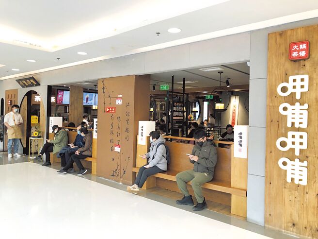 呷哺呷哺8日發出業績預告，2023年營收約人民幣59億元，年增25％，淨虧損介於人民幣1.8億～2億元，較2022年的虧損人民幣3.31億元收窄。圖／本報資料照片