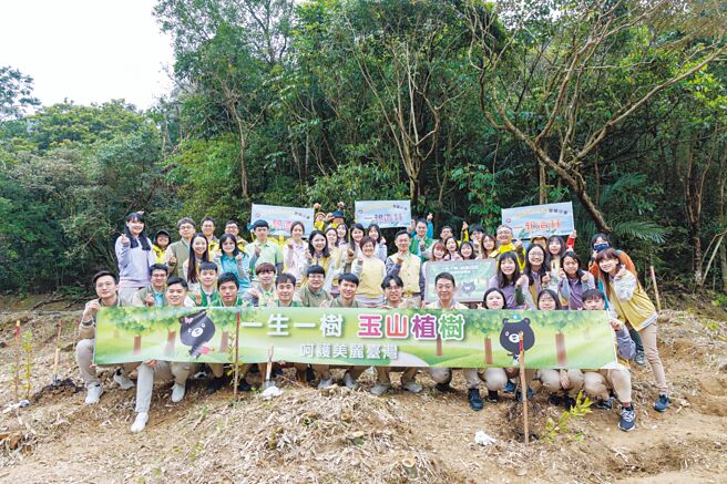 玉山金控永續長張綸宇、銀行個金總處執行長許美麗與玉山志工在新北市瑞芳區國有林地種下原生種樹苗。圖／玉山銀行提供