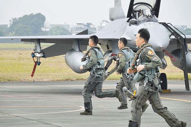 国安局长蔡明彦昨天在立法院答询时表示，目前没有看到台海战事一触即发的迹象。图为F-16V飞行员，获战备命令，准备升空执行任务。（本报资料照片）