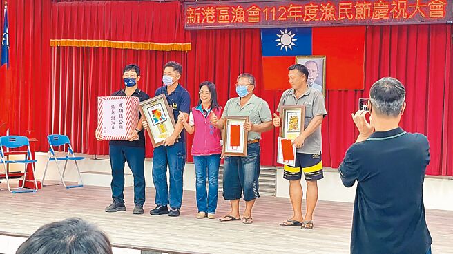 台东县成功镇长谢淑贞（左三）被控政见跳票、涉嫌贪瀆等情事，遭地方代表及镇民共121人连署提案罢免，连署书8日送抵台东县选委会，写下台东县自治史上首例乡镇市长罢免案。（萧嘉蕙摄）