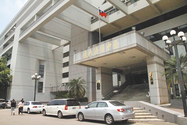 台中市陳姓保母為制止受雇照顧的林姓男嬰哭鬧不止，2021年間多次猛搖強晃導致腦部受虐性腦傷，造成腦萎縮及癲癇。除刑事刑責外，林姓夫妻提起民事訴訟求償，一審判賠1155萬餘元，可上訴。（本報資料照片）全國各縣市安心專線1925