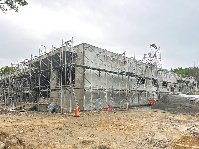 花蓮縣政府斥資7300萬元興建「環保餐具清洗中心」，提供夜市攤商清洗餐具服務，去年7月動工，目前進度達到52％，預計今年底完工、明年中營運。（羅亦晽攝）