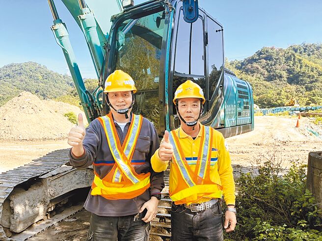 台北市环保局废弃物处理厂重机械操作班长刘清吉（右）、重机械操作班队员张聪师（左）负责拆解全市废弃弹簧床垫，两人每分钟平均可拆1床被称「拆解王」。（台北市环保局提供／蔡佩珈台北传真）