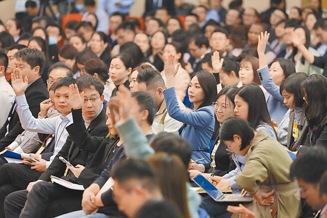 今年的兩會除了總理記者會，其他許多記者會場合，或對代表提交採訪申請時，相較往年，爭取提問明顯不易。圖為十四屆全國人大二次會議，北京梅地亞中心記者會現場。（新華社）