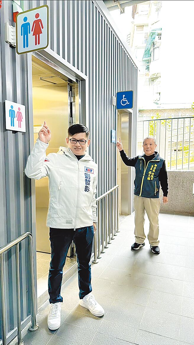 新北市议员刘哲彰（左）大力争取新设厕所，安坑轻轨玫瑰中国城站崭新公厕已于上月23日完工启用，更是全台轻轨首座地面公厕。（刘哲彰服务处提供／高钧麟新北传真）