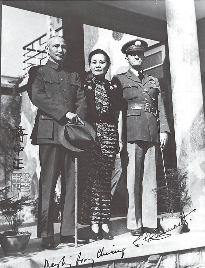 中國對日抗戰總司令蔣介石（左）。（本報資料照片）