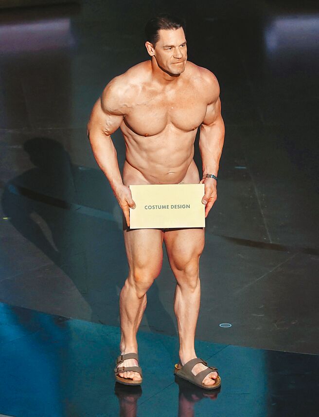 約翰希南以全裸姿態踏上奧斯卡舞台頒發「最佳服裝設計」獎，成為典禮一大亮點。（路透）