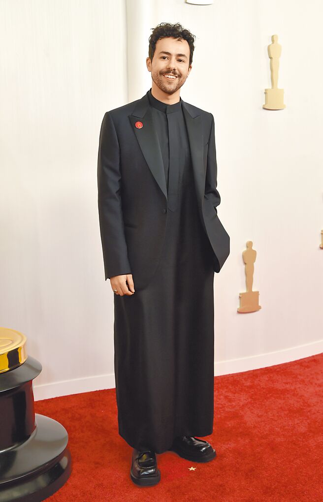 拉米尤瑟夫身穿Zengna 西裝，佩戴呼籲加薩停火的胸針表達訴求。（美聯社）