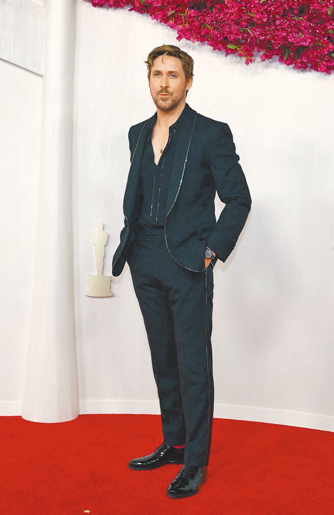 萊恩葛斯林穿著GUCCI西裝，佩戴TAG Heuer Carrera Plasma前衛粉鑽腕表，重現肯尼風采。（路透）