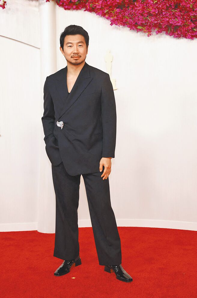 劉思慕身穿Fendi黑色西裝，並特別將De Beers胸針當作鈕扣，展現出獨特的廓形。（路透）