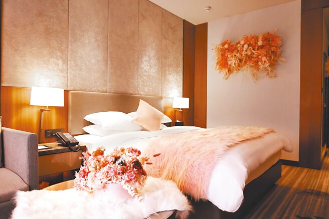 台北六福萬怡酒店攜手「一禮莊園」，將客房打造成以永生花圍繞的「唯美花藝植感房」。（六福旅遊集團提供）