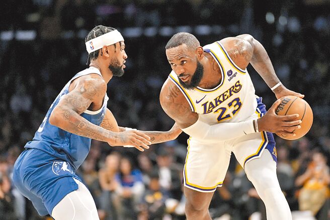 詹姆斯（右）才剛傷癒復出，就拿全隊最高29分。（美聯社）