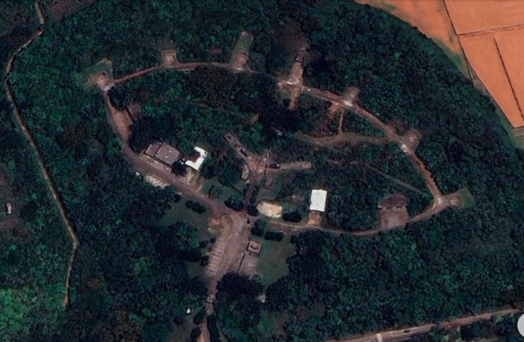 Google Earth近期更新台灣西部衛星圖資，意外露出國軍在台中大肚山的天弓三型防空飛彈連陣地。(翻攝自Google Earth)