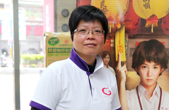 行天宮阿姨得意比中指！「通靈少女」一看身後秒消氣：妹妹繼續跟吧