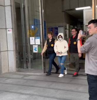 不挺自己人！女社工「上銬」遭轟作秀 警方懲處基層全傻眼