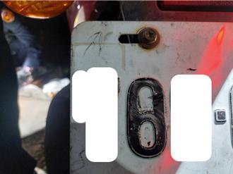 賊只顧著銅線「剝皮」 警察站身後竟渾然不覺