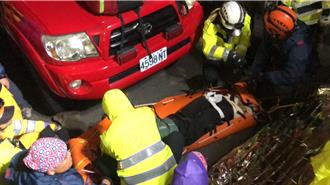 男子挑戰溪降墜200米山谷卡樹上 消防員冒險救援