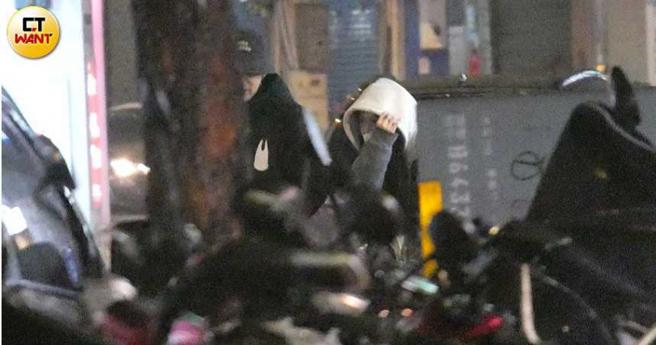 本刊日前直击Miusa深夜单独与陈零九一同返家。（图／本刊摄影组）