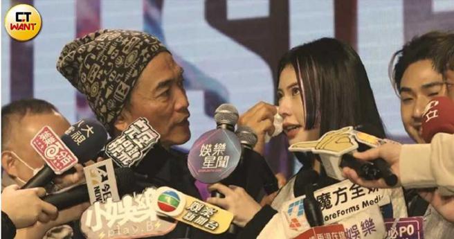 出道发片记者会上，如同爸爸一样存在的吴宗宪贴心帮女儿Miusa擦乾泪水。（图／侯世骏摄）