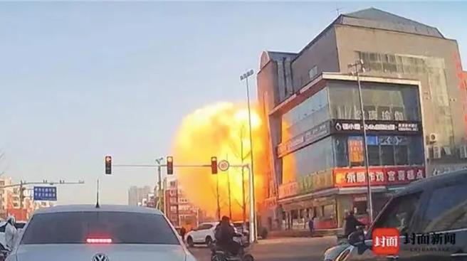 河北廊坊燕郊一社區底商今晨發生爆炸，傷亡情況暫不明。（封面新聞）