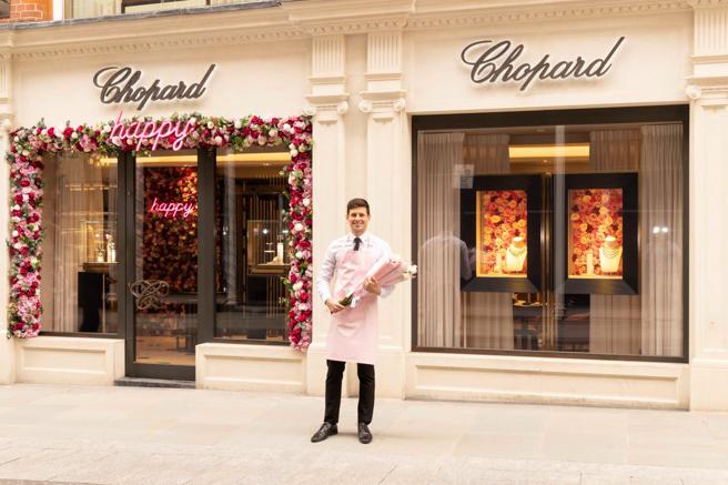 蕭邦全球精品店歡慶「國際幸福日」，即起至20日將以粉紅玫瑰花海迎賓，圖為蕭邦倫敦精品店。（CHOPARD提供）