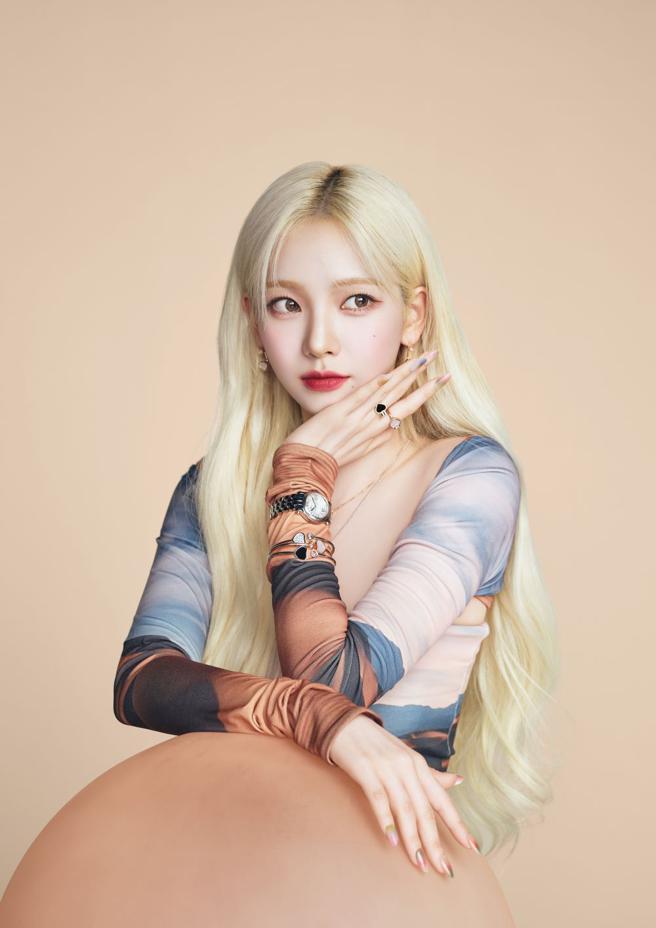 韓國女團aespa的Karina以獨特風格與個性詮釋蕭邦珠寶。（CHOPARD提供）