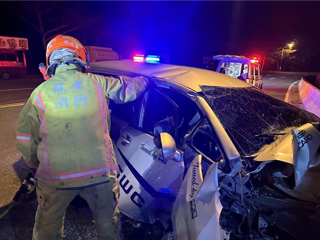 屏东县恒春镇12日深夜发生严重酒驾车祸，顏姓男子驾驶白色自小客车载儿子行经台26线垦丁福容饭店往北路段时，疑似自撞电杆，双双受重伤，儿子送医后伤重不治，顏父则仍在抢救中。（屏县消防局提供／洪浩轩屏东传真）