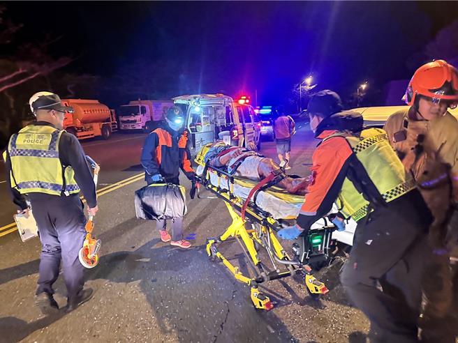 屏东县恒春镇12日深夜发生严重酒驾车祸，顏姓男子驾驶白色自小客车载儿子行经台26线垦丁福容饭店往北路段时，疑似自撞电杆，双双受重伤，儿子送医后伤重不治，顏父则仍在抢救中。（屏县消防局提供／洪浩轩屏东传真）