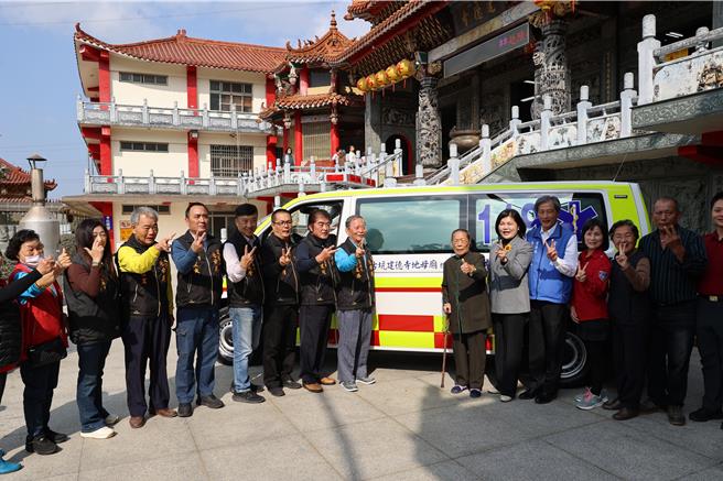 建德寺地母庙信徒与捐赠的救护车合影。（周丽兰摄）