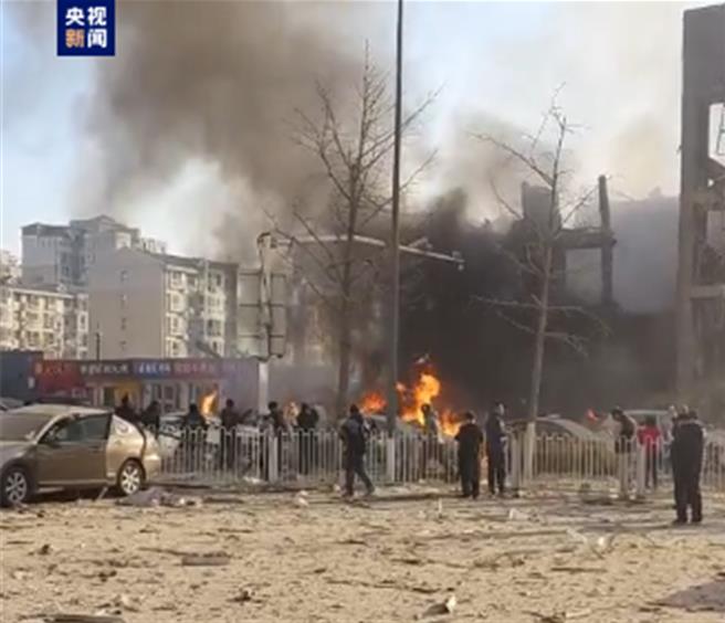 河北廊坊燕郊13日一早发生爆炸事故，已调派154人救援，河北省应急厅也派遣工作组指导救援工作。（央视新闻）