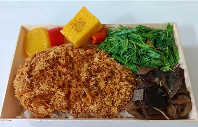 台铁公司与西武集团推出「秩父草鞋猪排便当」联名便当。（台铁公司提供／蔡亚桦台北传真）