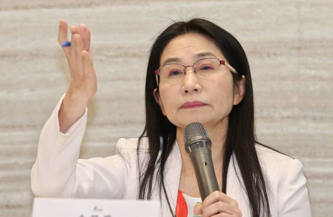 食藥署13日召開記者會，署長吳秀梅說明跨部會通力合作掃蕩不法、維護食安，重申藉由嚴格把關源頭 ，堅決遏止不法行為。(王英豪攝)