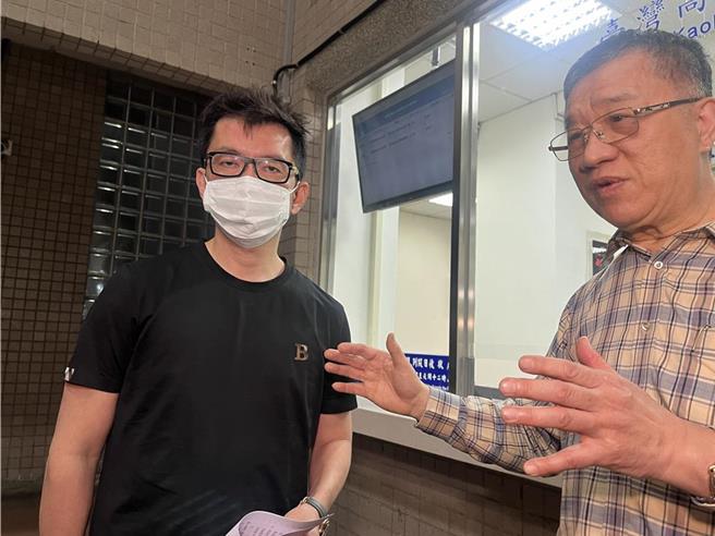 昨日苏丹红负责人李彦廷被拘提到案，不过他也喊冤，自己都有接卫生局电话，为何卫生局会说他关机失联，相当冤枉。（袁庭尧摄）