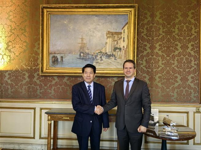 陆欧亚事务特别代表李辉会拜会法外交部政治与安全副总司长拉科特促乌克兰危机尽快停火止战。（大陆外交部）